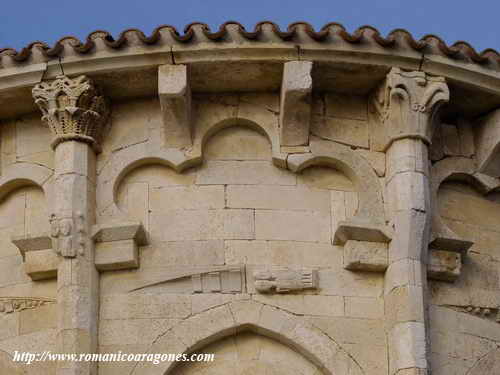 DETALLE DE UNO DE LOS ARCOS TRILOBULADOS